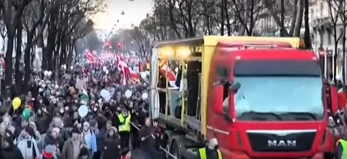 „Владата мора да падне“: Австрија на нозе, илјадници пpoтестиpaa пpoтив задолжителната вакцинација