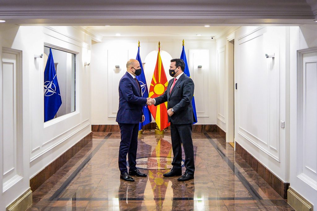 Ковачевски ги презеде функцијата и кабинетот од досегашниот премиер Зоран Заев