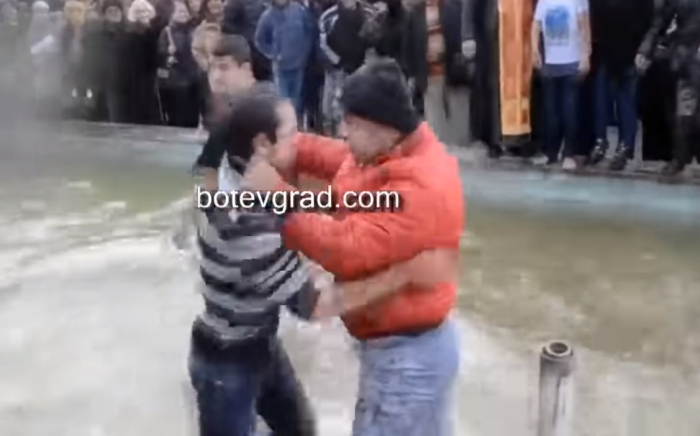 Тепачка за крстот во Ботевград, Бугарија (ВИДЕО)