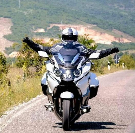 ШЕСТ ТЕЛОХРАНИТЕЛИ И НОВА КОЛА: Заев кој ги обожава моторите, сепак, ќе се вози и со државна „шкода суберб“ што му ја додели Владата