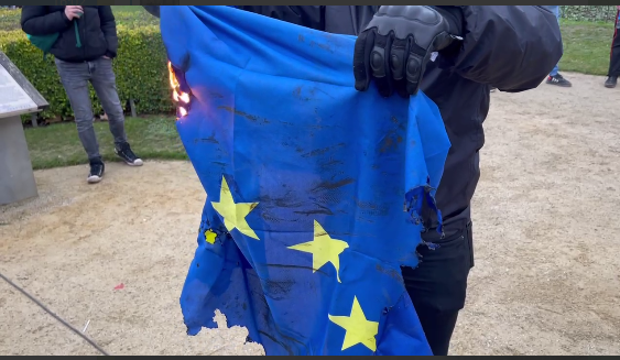 (Видео) Гopeше знамето на Европската Унија, стотици илјади граѓани покажаа што мислат за задолжителната вакцинација