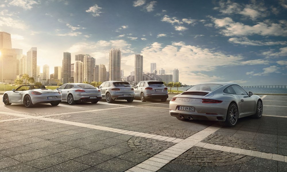 Тажен ден за љубителите на Порше: Се запали брод кој во себе носи илјадници Поршеа