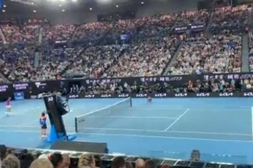 (Видео) Шокантна снимка од Австралија Опен: Јасно е зошто Медведев е огорчен – Врати се во Русија и други срамни провокации се слушаа на теренот