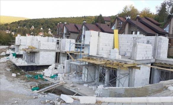 Добиле кривични пријави: Татко и ќерка од Косово бесправно граделе осум бунгалови во Маврово