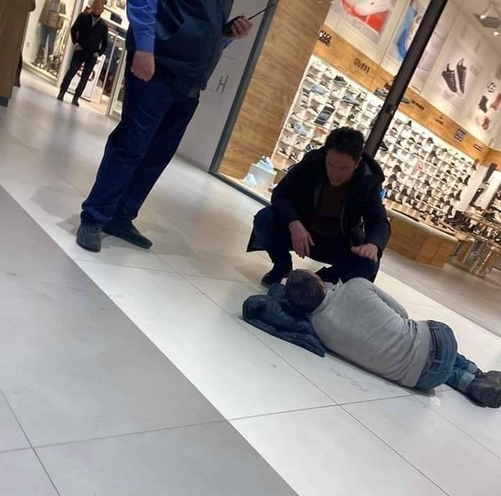 Министерот Сали му помогна на човек кој доби епилептичен напад (ФОТО)