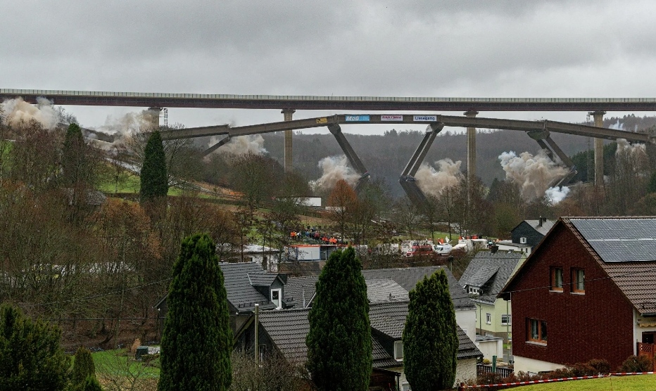 (Видео) Во Германија разнесен мост со 120 килограми експлозив