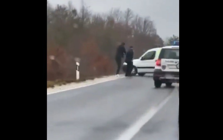 Врати се пукаат! – снимка од драмата , повредени полицајци (Видео)