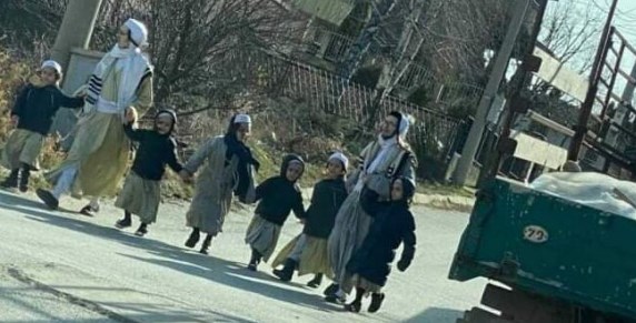 Фрлани јајца и искршена врата на куќите во кои се досели еврејската секта