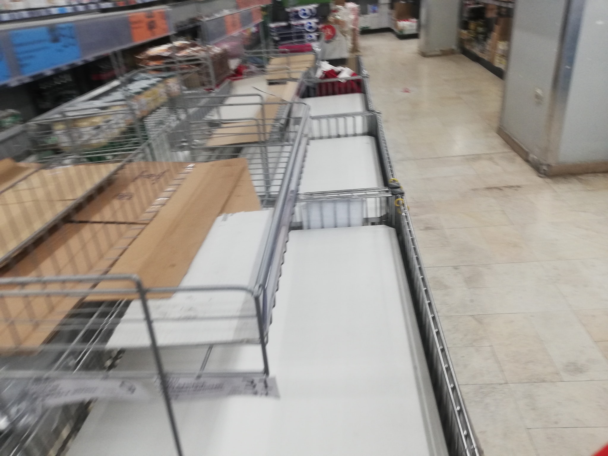 Граѓаните во паника ги празнат полиците во маркетите, од утре поскапува лебот