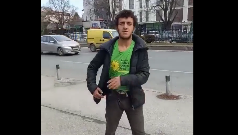 Скопјани ВНИМАВАЈТЕ: Момче со пластичен пиштoл ги плаши граѓаните (Видео)