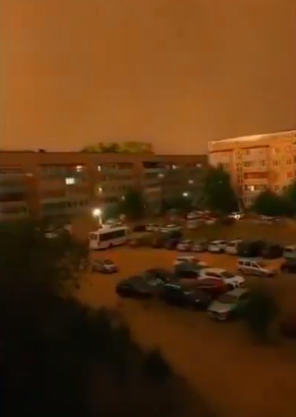 (Видео) „Не можам да објаснам што е тоа“ – новинар утрово во 04 часот се јави во живо од Украина, будните граѓани цела ноќ ги снимаа нападите