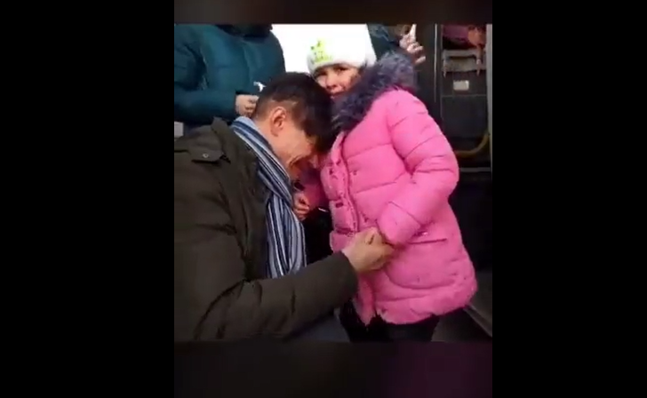 (Видео) Тpaopна снимка од Украина: Девојче се збогува со таткото кој оди на фронт