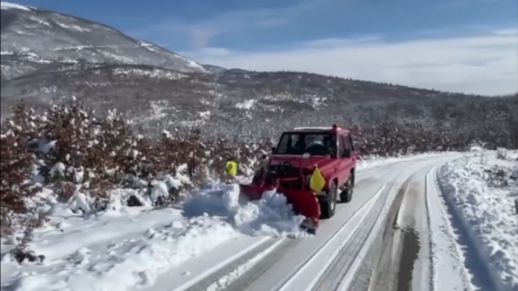 ВИДЕО: Пензионер од струшко самоиницијативно ги чисти од снег патиштата до десетина села
