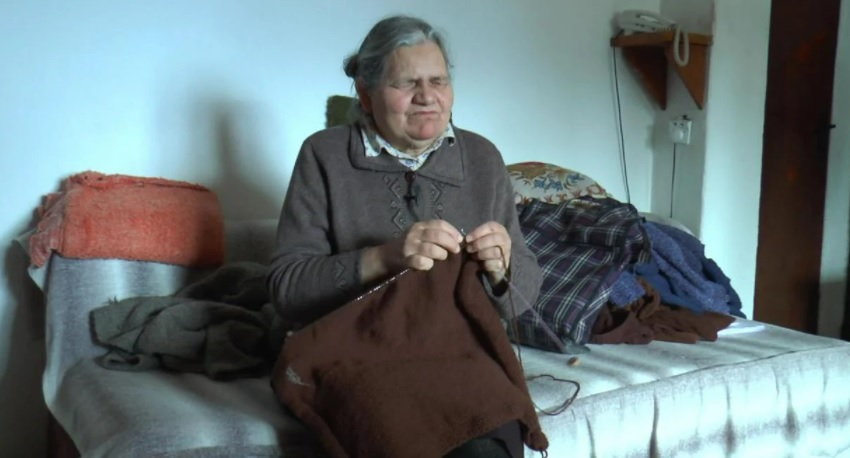 ЖЕНА ХЕРОИНА: Иако е слепа, таа плете: „Живеам во мрак, но си создавам свој шарен свет“