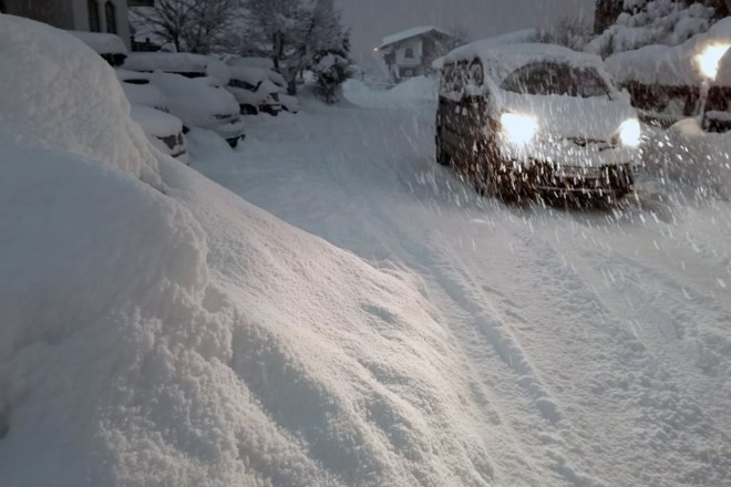 150 планинари заглавени во хотел Молика, патот завеан од снег нема кој да го исчисти