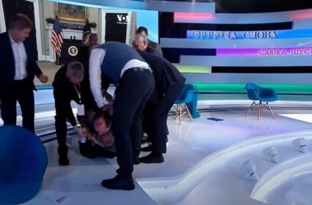 (ВИДЕО) Се степаа украински новинар и политичар