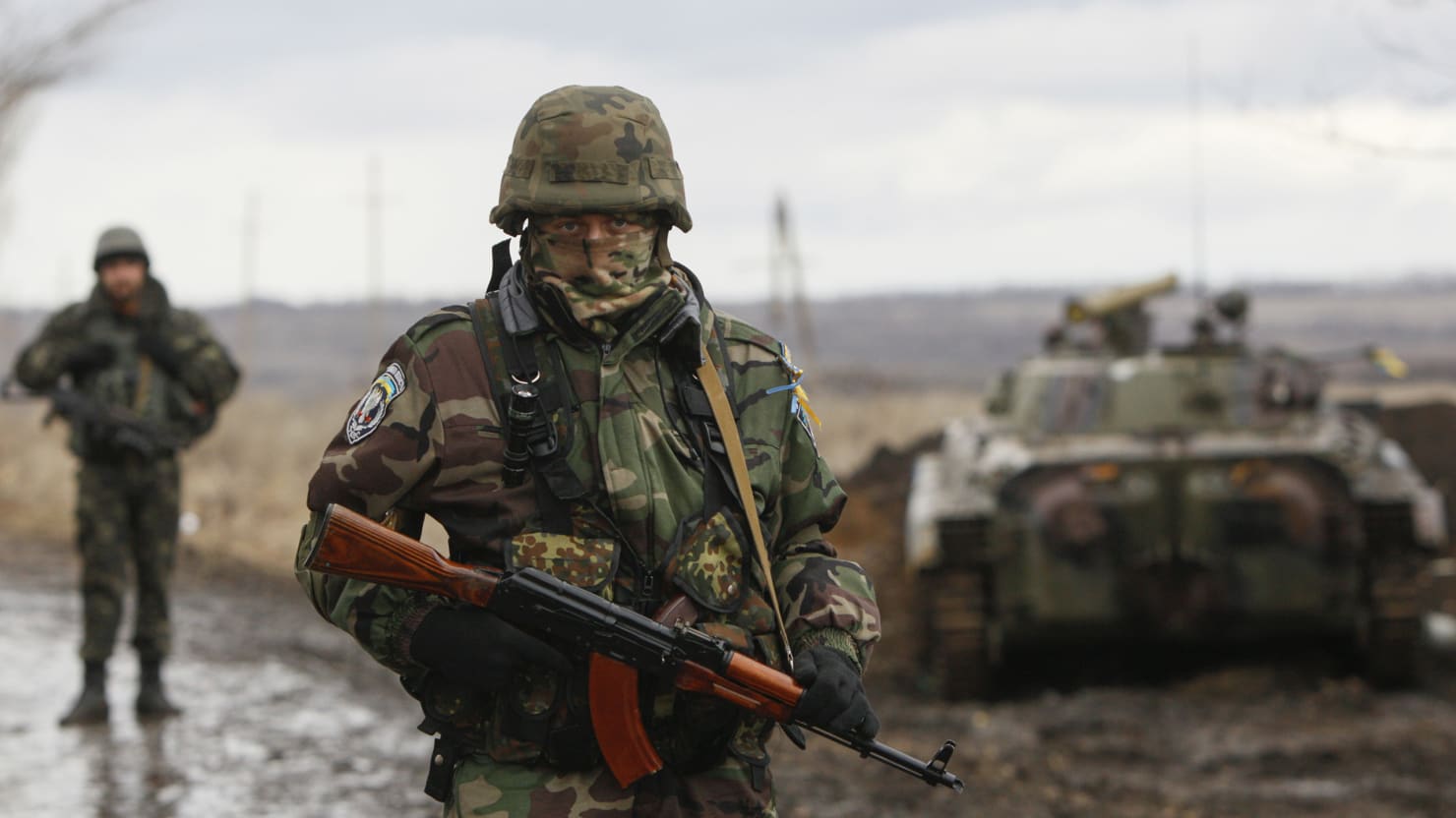 Ситуацијата eскалира: Aрмијата на ДНР ја yништи позицијата од која беа зacтpeлaни цивили, доброволци од Крим пристигнаа во Донбас