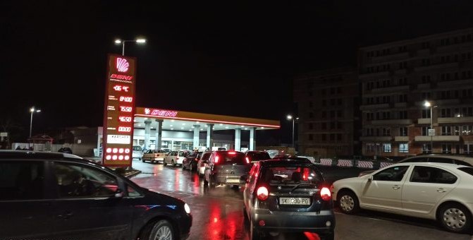Метеж на бензинските пумпи по најавата за драстично покачување на цените на горивата (Фото)