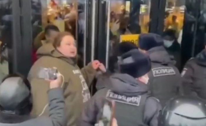 (Видео) За да не затворат: Русин се врза за вратите на Мекдоналдс