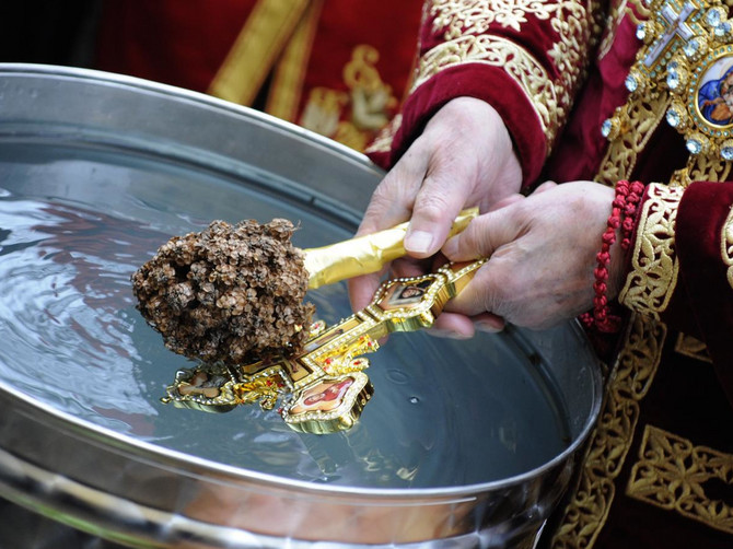 И ПОГРЕБИТЕ И ВЕНЧАВКИТЕ СЕ ПОСКАПЕНИ: Црковните услуги со повисоки цени, еве го новиот ценовник