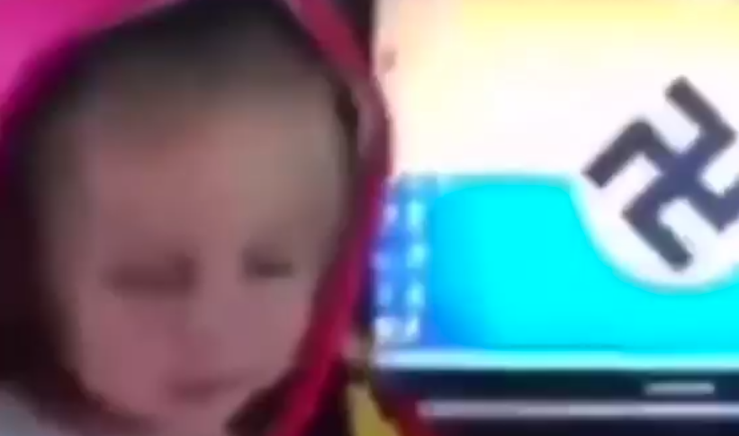 Вознемирувачко видео: Родителите тераат девојче да го поздрави Путин со зборовите: “Ќе ги сечам Русите”!