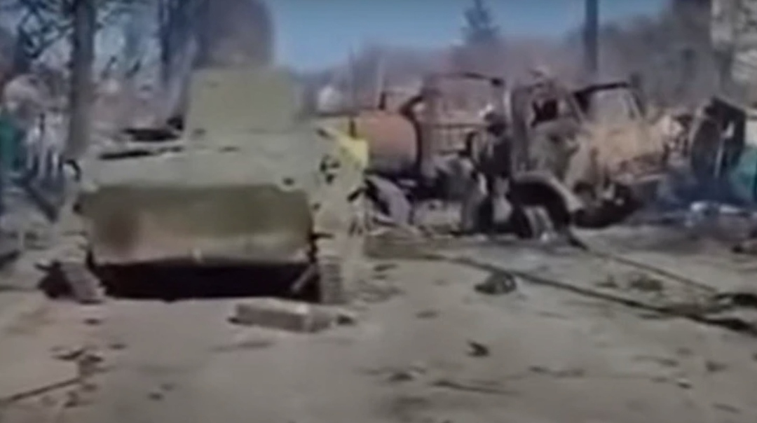 Уништен руски конвој тенкови, тела расфрлани на патот (Вознемирувачко видео)