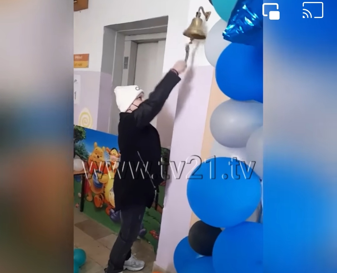 Повторно заѕвони ѕвончето на Детската клиника: Адријан ја победи болеста! (ВИДЕО)