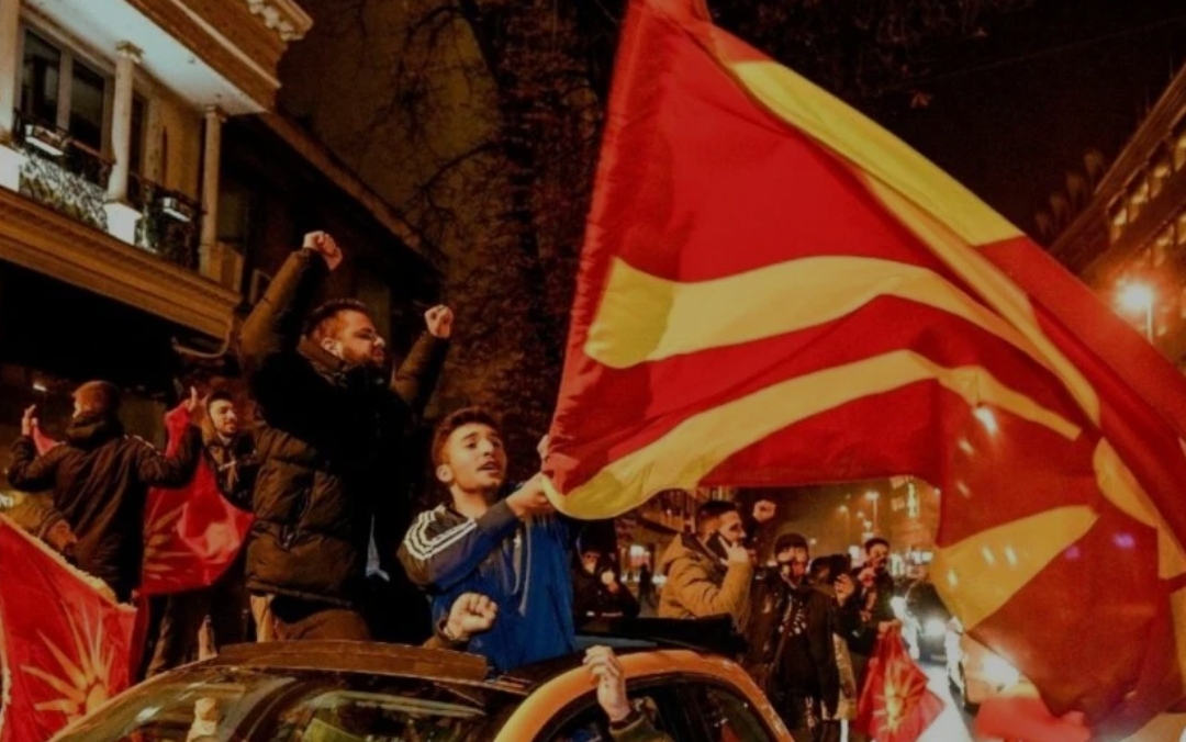 Атмосфера на плоштад – Славиме победа, але, але, Македонија !!!(Видео)