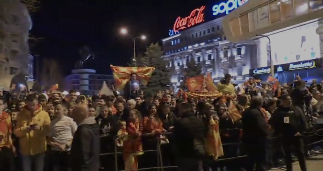 РЕКА ОД НАРОД НА ПЛОШТАДОТ ВО СКОПЈЕ (Видео)