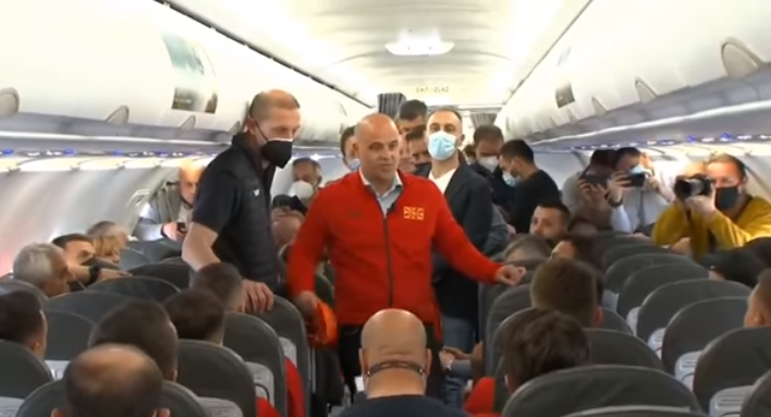 Без маска во авион, Таче им кажа на фудбалерите- “Идите тамо да го победите Португал” – граѓаните го “тепаат” во коментари