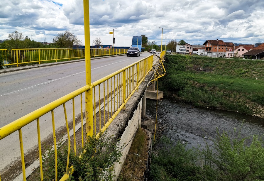 Само кај нас вака може-Украле ограда од мост!