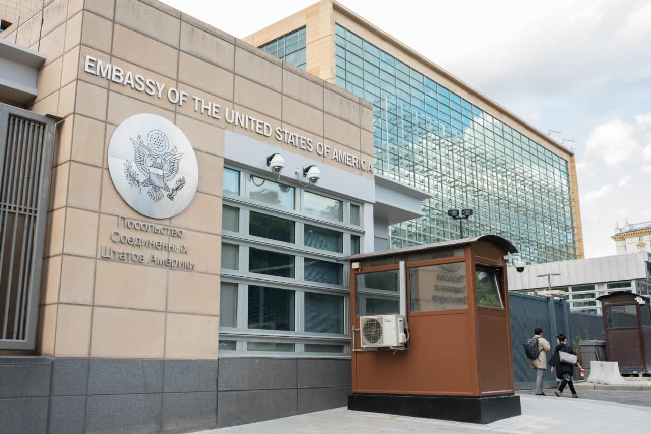 Moрничав апел на американскиот амбасадор во Москва: Напуштета ја Русија веднаш или не барајте помош од амбасадата