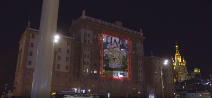 (Видео) И Русија не остана покусо: Проекција на снимки од бомбардирањето на Југославија на фасадата на американската амбасада во Москва