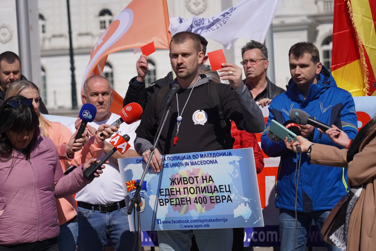 (Фото) Полицијата и просветните работници протестираа пред Влада: 400 евра ли вреди животот на еден полицаец?