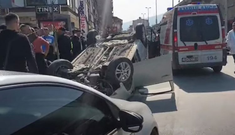 (Видео) Сообраќајна несреќа во Тетово, се превртел на кров