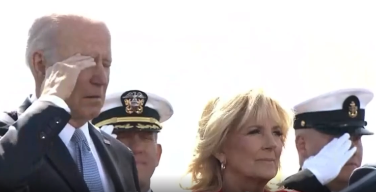 (Видео) Твитер врие – Претседателот Бајден заспа стоејќи за време на церемонија?