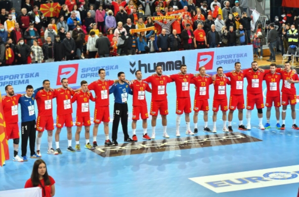 Атмосфера за ежење: Како се пееше химната од 7.000 грла! (ВИДЕО)