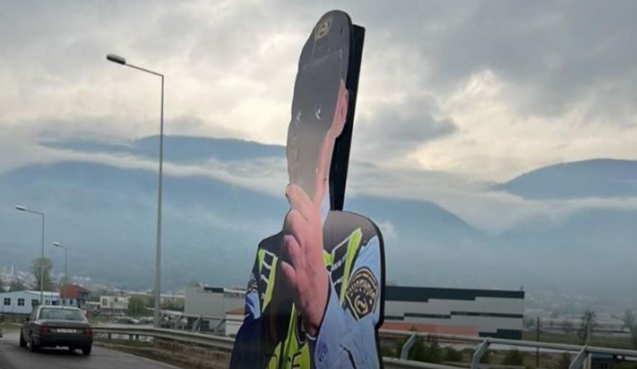 Лажен полицаец ќе превенира пребрзо возење во Тетово (ФОТО)