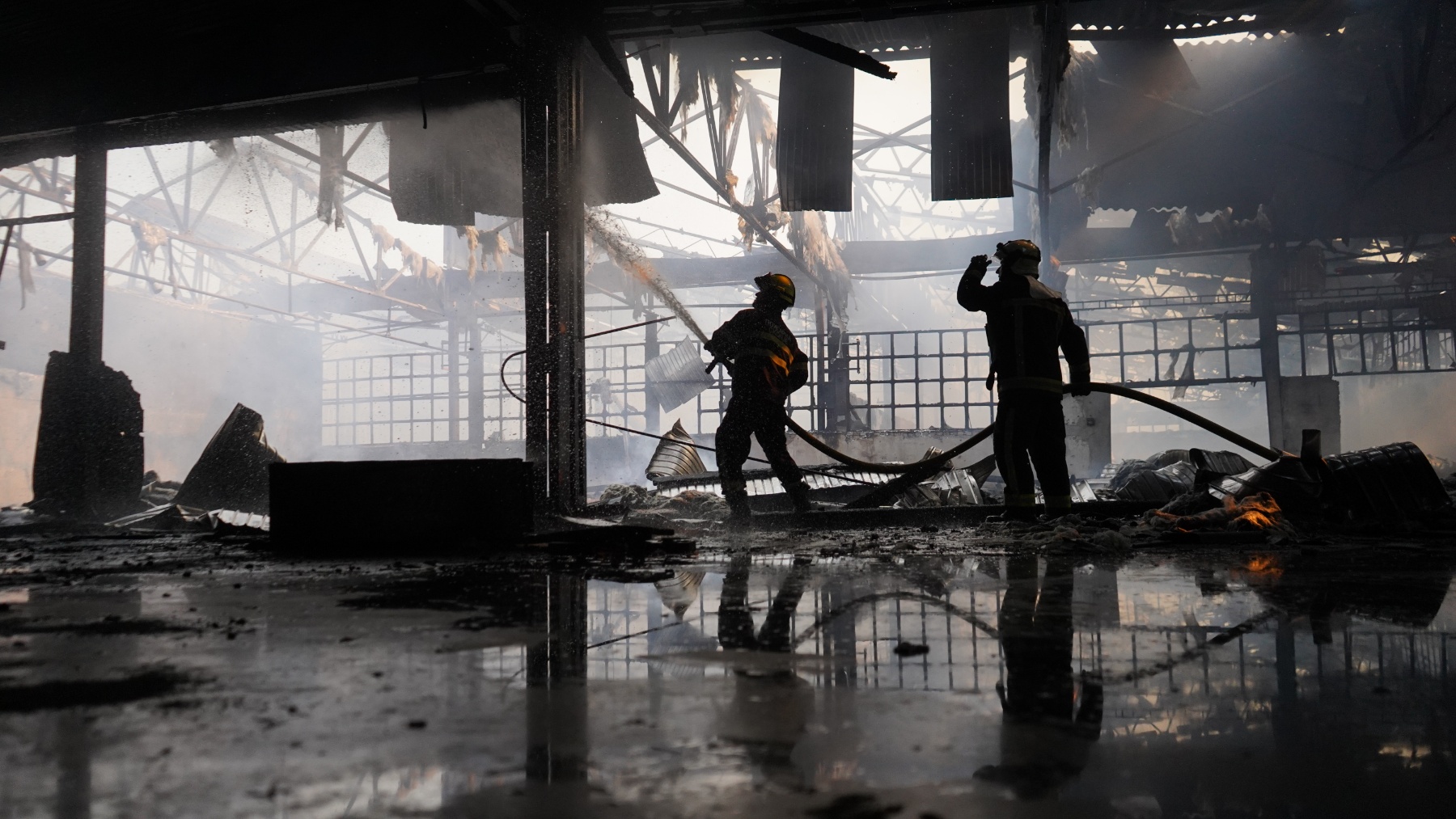 (Фото галерија) Пожарникарите го локализираа пожарот во фабриката Треска