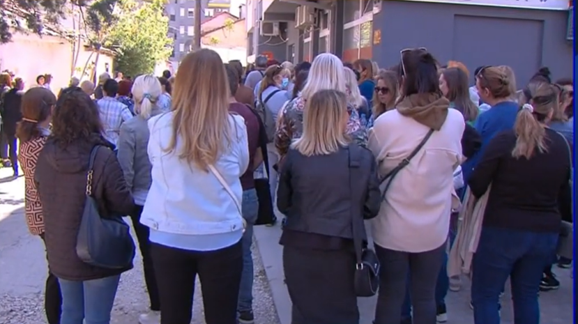 Протест пред СОНК: Стотина наставници не сакаат прекин на штрајкот (Видео)