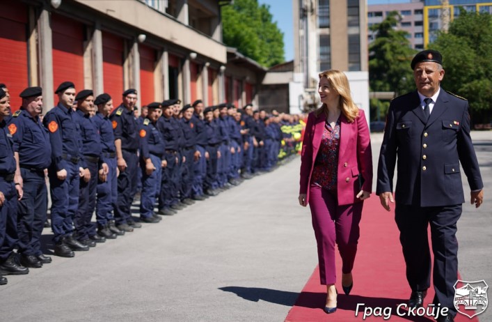 МОЌНО ВИДЕО: Данела Арсовска им го честиташе денот на пожарникарите во Скопје