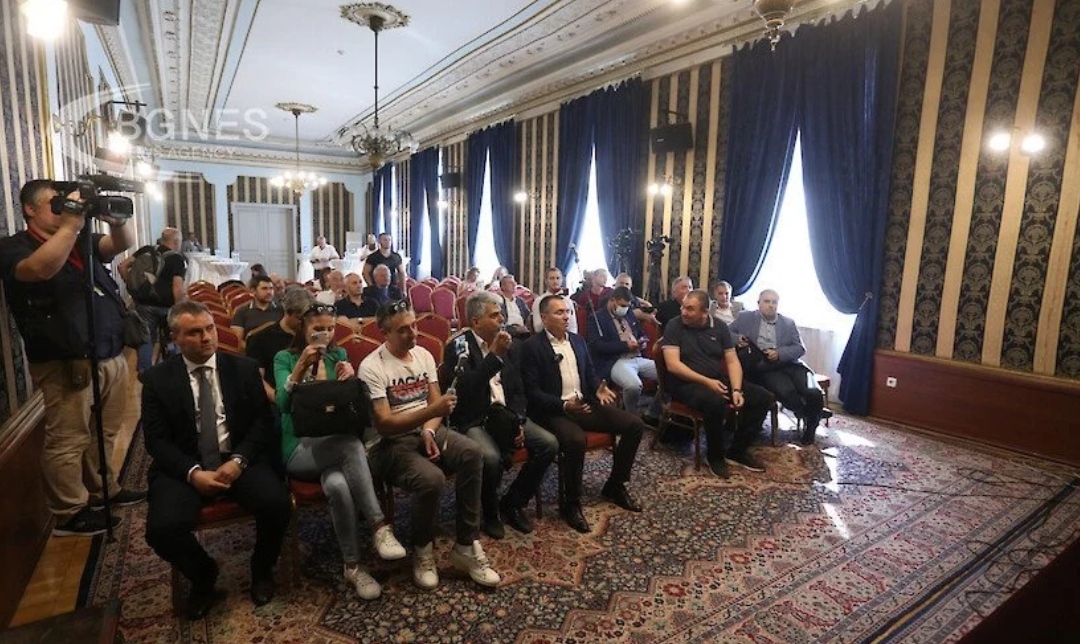 НЕ ДОЗВОЛУВАМЕ МАКЕДОНСКИ СОБИРИ во Софија, порачаа од партијата на Каракачанов