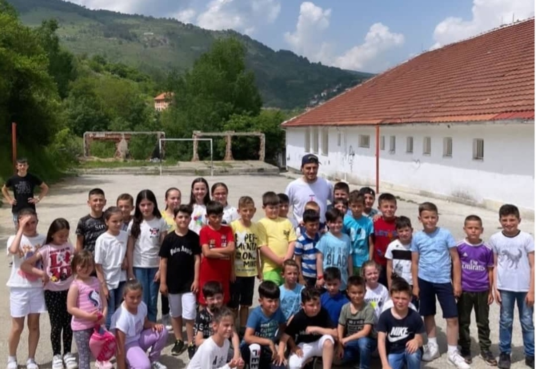 ЕЛИФ ЕЛМАС ги изненади дечињата од Тетовско