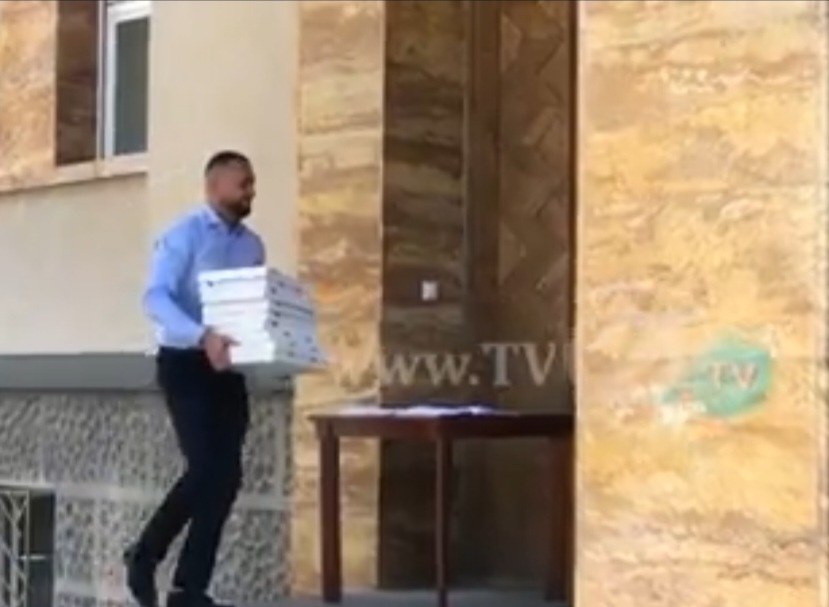 Пица доставувач од ДУИ стана директор на Државна лотарија и финансира партиски портали