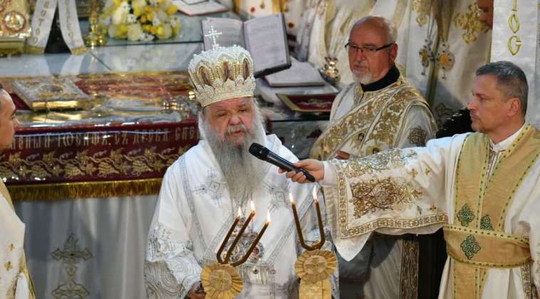 (Видео) Громогласен аплауз и солзи: Моментот кога поглаварот на СПЦ соопшти дека ја прифаќа автокефалноста на МПЦ