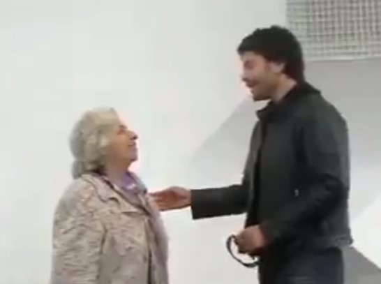 Тоше Проески и пее „Зајди, зајди“ на внуката на Гоце Делчев во слободното Крушево