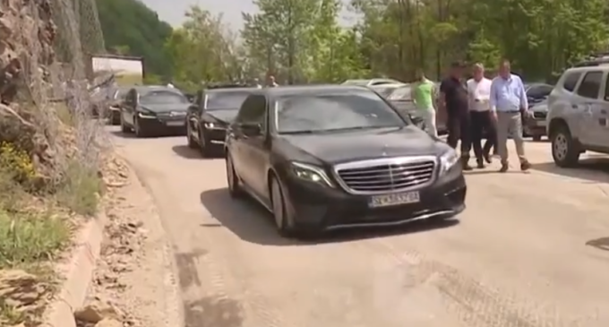 ВИДЕО: 19 СЛУЖБЕНИ ВОЗИЛА ЗА 19КМ АСФАЛТ, ВАКА ЛИ ЌЕ КРАТИМЕ ТРОШОЦИ ПРЕМИЕРУ