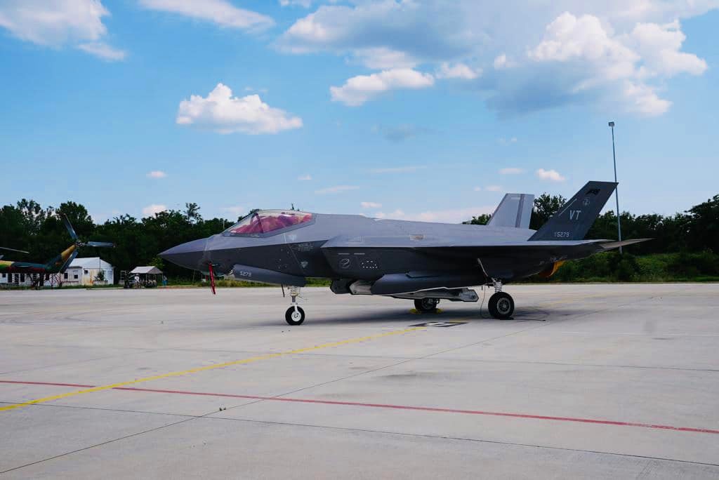 ФОТО: Најмоќниот борбен авион во светот слета во Скопје