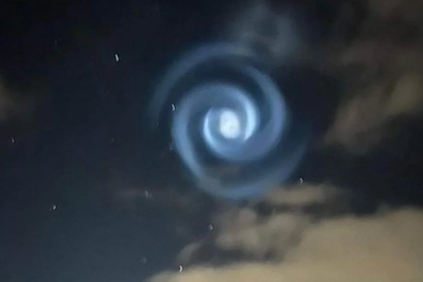 На небото воочена мистериозна спирална светлина која ги збуни луѓето – еве за што станува збор (ВИДЕО)