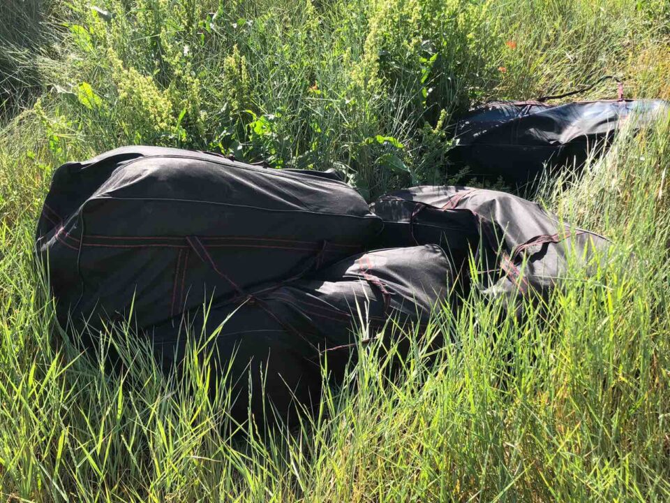 ФИЛМСКА ДРАМА ВО ПРИЛЕП – Удрил две полициски возила, па од прозор покрај автопатот исфрлил четири црни торби